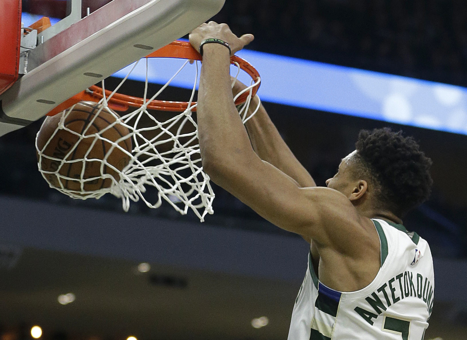 Bucks 121, Pistons 86